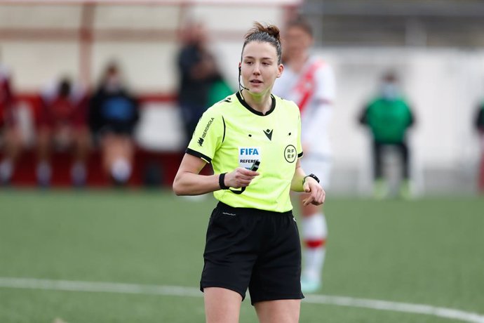 Archivo - Olatz Rivera Olmedo, referee of the match, looks on during the Spanish Women League, Primera Iberdrola, football match played between Rayo Vallecano and Madrid CFF at Ciudad Deportiva Rayo Vallecano on February 13, 2022, in Madrid, Spain.