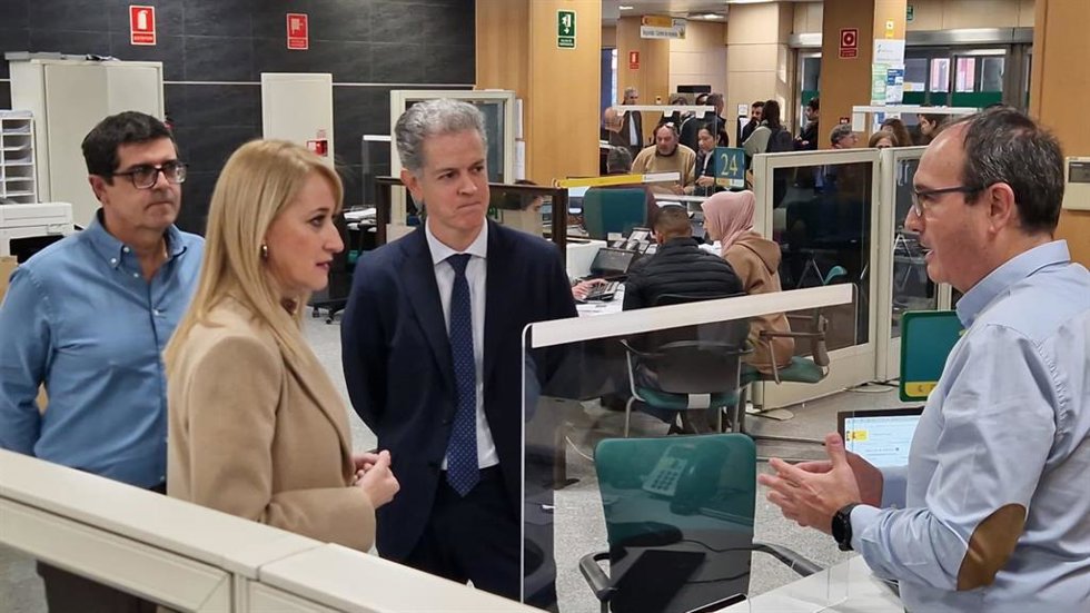 La delegada del Gobierno en la Región, Mariola Guevara, y el director provincial del INSS, José Antonio Morales