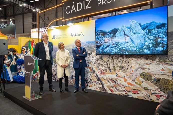 Javier Vidal presentando en Fitur el sendero 'Siete Villas de la Sierra de Villaluenga'.