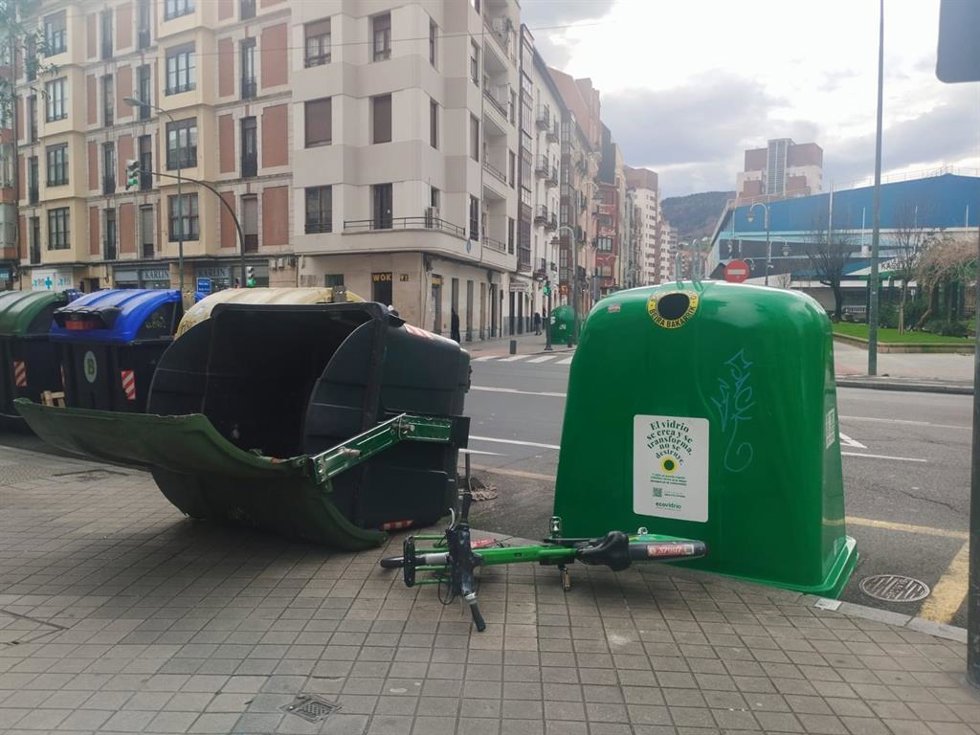 Contenedor volcado por el viento en Bilbao