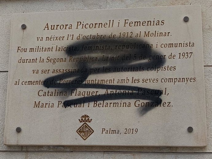La placa en homenaje a Aurora Picornell y les Roges del Molinar en Palma vandalizada