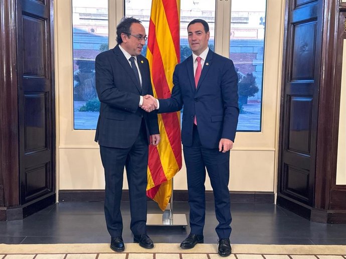 El presidente del Parlament, Josep Rull, se reúne con el lehendakari, Imanol Pradales, en la Cámara catalana
