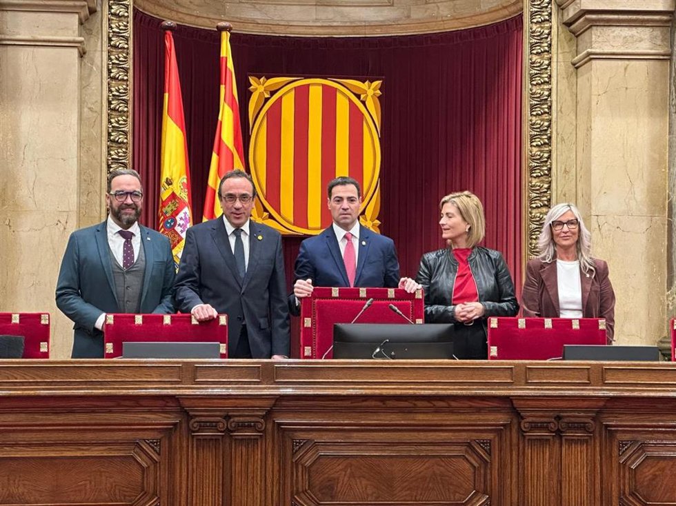 El presidente del Parlament, Josep Rull, con el lehendakari Iamno Pradales y los miembros de la Mesa