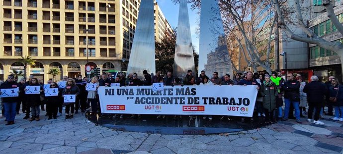 Concentración de los sindicatos UGT y CCOO Aragón este viernes en Zaqragoza con motivo de la muerte el pasado miércoles de un trabajador en una obra en Jaca (Huesca).