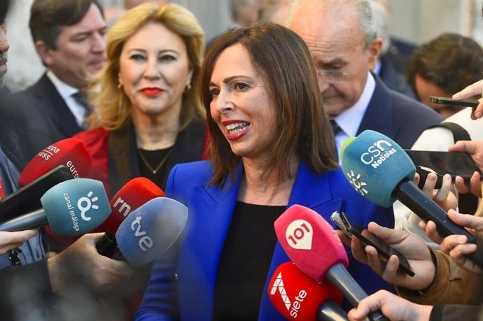 La consejera de Fomento, Articulación del Territorio y Vivienda, Rocío Díaz, atiende a los medios de comunicación en Málaga.