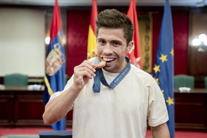 Archivo - Fran Garrigós, con su medalla de bronce conseguida en los Juegos Olímpicos de París