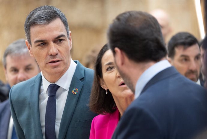 El presidente del Gobierno, Pedro Sánchez, en el stand de Paradores este viernes en Fitur.