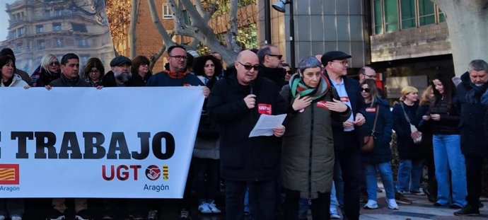 El secretario general de CCOO Aragón, Manuel Pina, a la derecha, en la concentración de este viernes convocada por su sindicato y el de UGT Aragón para condenar el accidente mortal este miércoles de un trabajador en una obra en Jaca (Huesca).