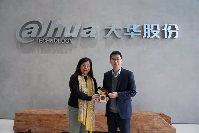 Representative of WWF presented the trophy to Mr. Bob Chen, Senior Vice President of Dahua Technology and President of Global Business