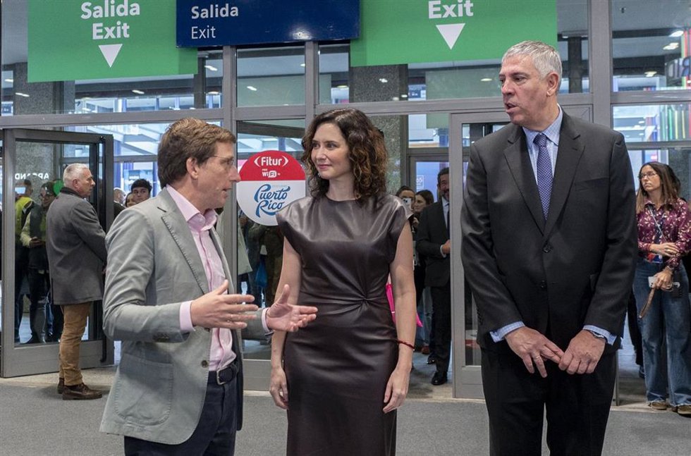El alcalde de Madrid, José Luis Martínez-Almeida(i), junto con la presidenta de la Comunidad de Madrid, Isabel Díaz Ayuso(c), participa en la celebración del Día de Madrid en Fitur 2025