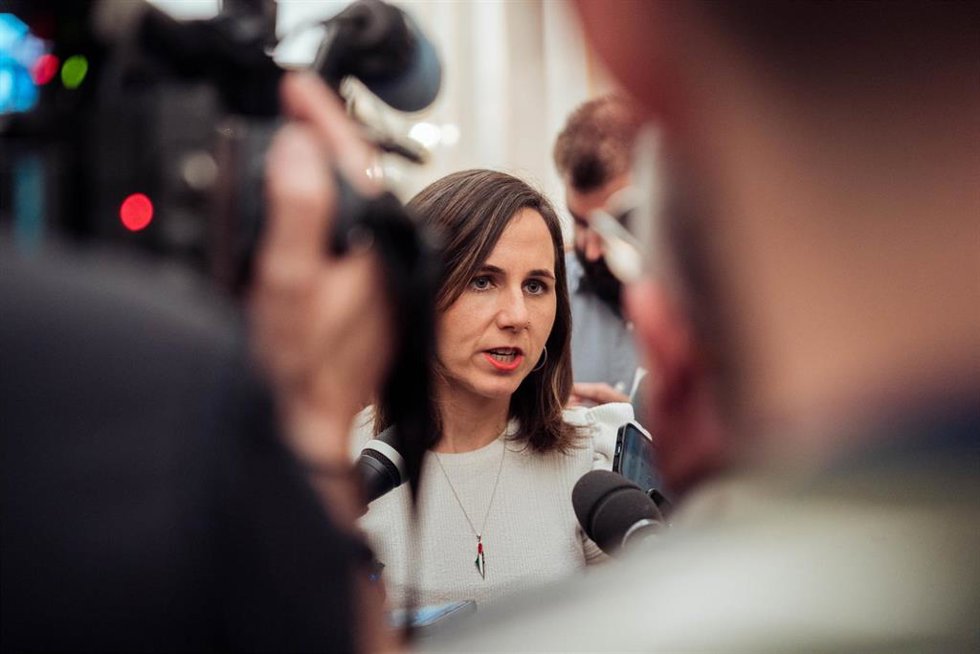 La secretaria general de Podemos, Ione Belarra, atiende a los medios antes de una sesión plenaria extraordinaria, en el Congreso de los Diputados, a 22 de enero de 2025, en Madrid (España). 