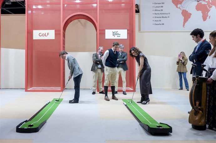 El alcalde de Madrid, José Luis Martínez-Almeida(i), junto con la presidenta de la Comunidad de Madrid, Isabel Díaz Ayuso(d), participa en la celebración del Día de Madrid en Fitur 2025, en la 45ª edición de la Feria Internacional del Turismo, (Fitur), en