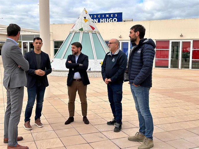 El primer teniente de alcalde del Ayuntamiento de Palma, Javier Bonet, visita las Piscinas Municipales de Son Hugo.