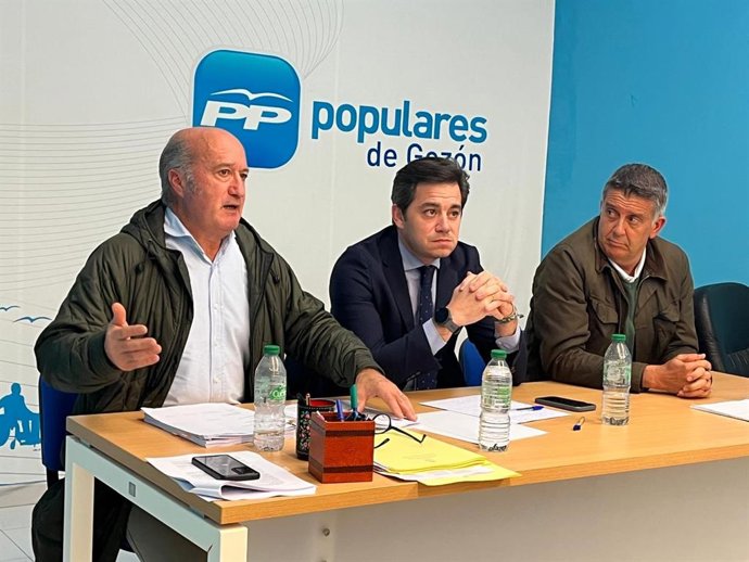 Los diputados del PP Luis Venta y Manuel Cifuentes junto al presidente del PP de Gozón José Fernández de la Mela y concejales populares,  con vecinos del concejo de Gozón.