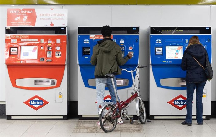 Varias personas compran billetes en una estación de Metro de Móstoles Central