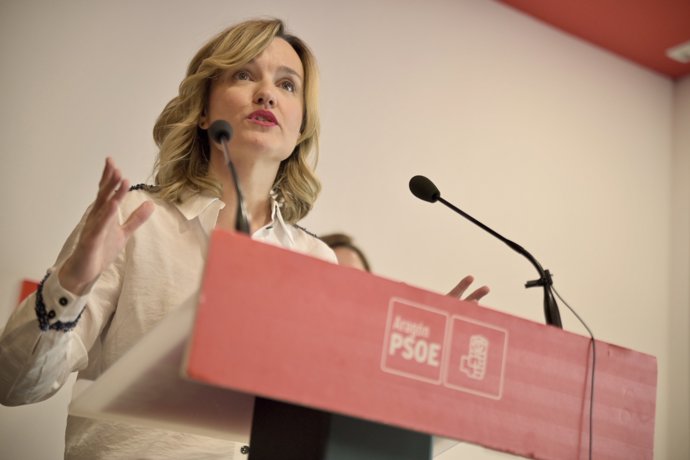 La portavoz del Gobierno y ministra de Educación, Pilar Alegría, durante una rueda de prensa, en la sede del PSOE de Aragón, a 24 de enero de 2025, en Zaragoza, Aragón (España).