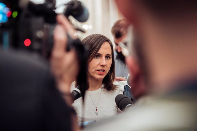 La secretaria general de Podemos, Ione Belarra, atiende a los medios antes de una sesión plenaria extraordinaria, en el Congreso de los Diputados, a 22 de enero de 2025, en Madrid (España).