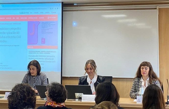 La diputada de la Junta del ICAB, Núria Flaquer Molinas; la consellera de Igualdad y Feminismo, Eva Menor; y la abogada y presidenta de la Comisión Mujeres Abogadas ICAB, Olga Arderiu, en la II Jornada sobre feminismo y perspectiva de género en el derecho