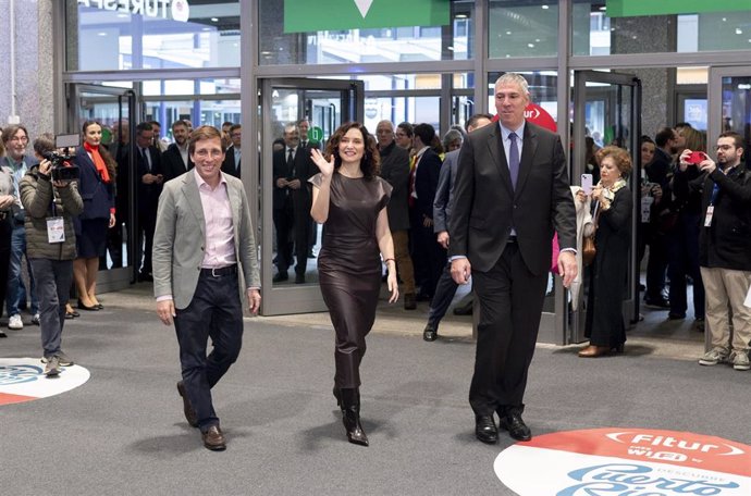 El alcalde de Madrid, José Luis Martínez-Almeida(i), junto con la presidenta de la Comunidad de Madrid, Isabel Díaz Ayuso(c), participa en la celebración del Día de Madrid en Fitur 2025 