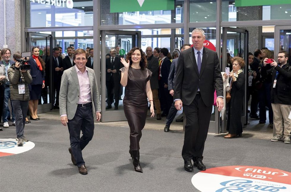 El alcalde de Madrid, José Luis Martínez-Almeida(i), junto con la presidenta de la Comunidad de Madrid, Isabel Díaz Ayuso(c), participa en la celebración del Día de Madrid en Fitur 2025 