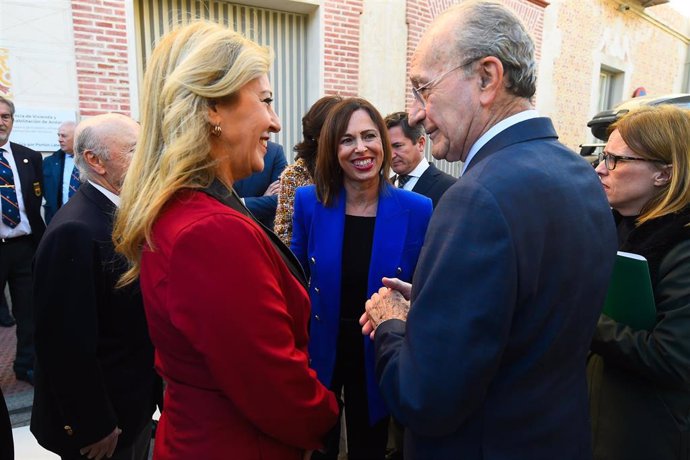 Las consejeras de Economía, Hacienda y Fondos Europeos, Carolina España (i), y de Fomento, Articulación del Territorio y Vivienda, Rocío Díaz (c), con el alcalde de Málaga, Francisco de la Torre (d),