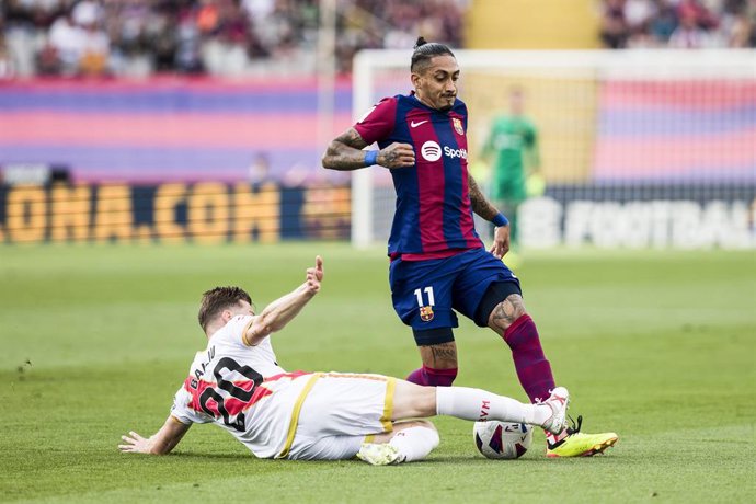 Archivo - Raphinha Dias Belloli of FC Barcelona in action during the Spanish league, La Liga EA Sports, football match played between FC Barcelona and Rayo Vallecano at Estadio Olimpico de Montjuic on May 19, 2024 in Barcelona, Spain.