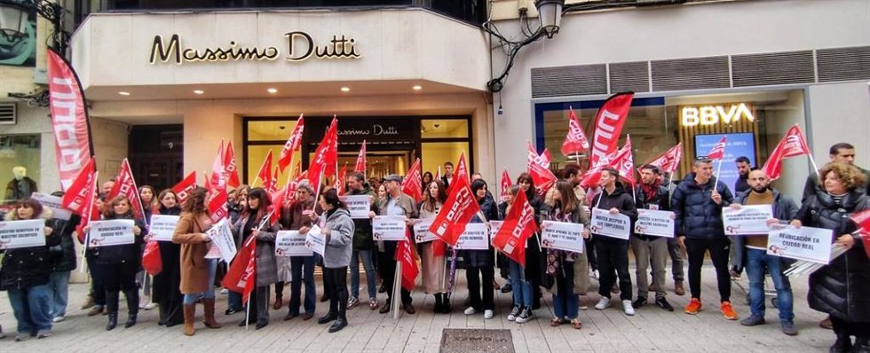 Concentración de trabajadoras de Massimo Dutti en Ciudad Real.