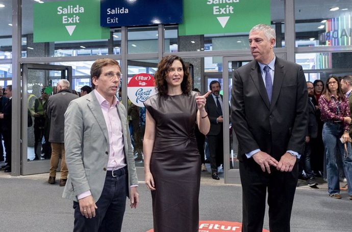 El alcalde de Madrid, José Luis Martínez-Almeida(i), junto con la presidenta de la Comunidad de Madrid, Isabel Díaz Ayuso(c), participa en la celebración del Día de Madrid en Fitur 2025, y visitan el estand de Madrid durante el Día de Madrid en la 45ª edi