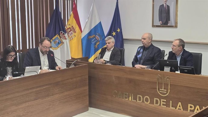 El  pleno del Cabildo de La Palma acuerda pedir al Gobierno la exención de las reglas fiscales para poder recuperarse tras el volcán