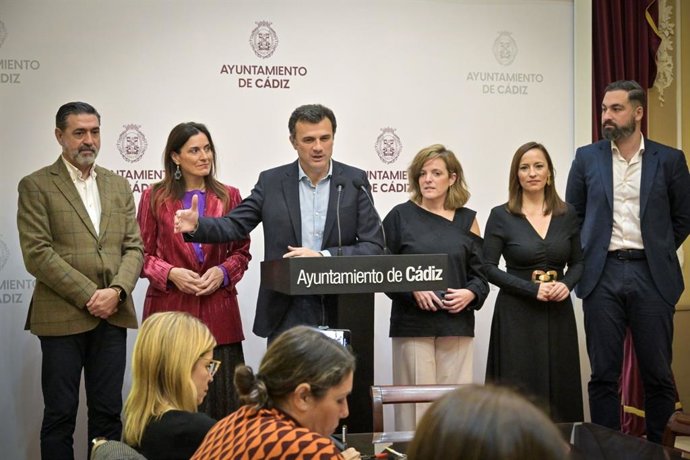 Archivo - El alcalde de Cádiz, Bruno García, y la concejala de Vivienda, Ana Sanjuán, junto a otros concejales municipales en rueda de prensa. ARCHIVO.