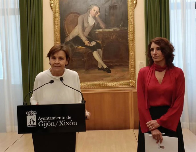 La alcaldesa de Gijón, Carmen Moriyón (Foro), en rueda de prensa en el Consistorio gijonés, acompañada de la edil de Seguridad Ciudadana y Emergencias, Nuria Bravo.