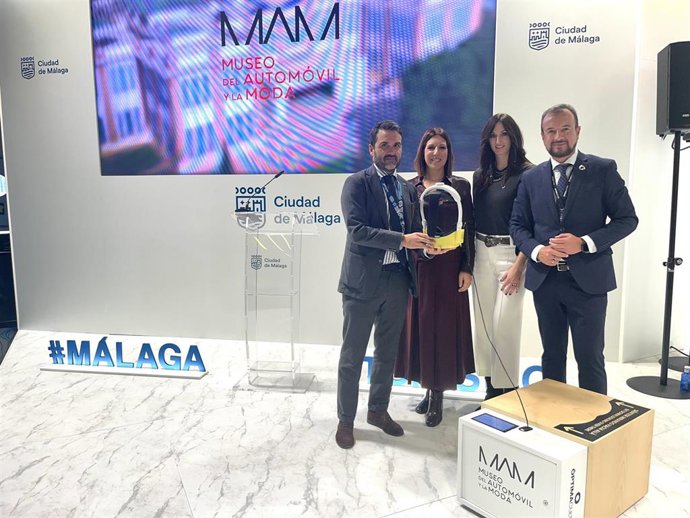 El concejal de Turismo, Jacobo Florido; las directoras del MAM, Elvira Carrera y Mar González; e Higinio Almagro, d ela empresa encargada de la instalación de las estaciones de realidad virtual, durante la presentación de la iniciativa en Fitur.