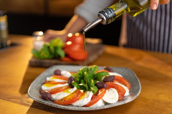 Archivo - Ensalada caprese, tomate y mozarella y aceite de olvia virgen.