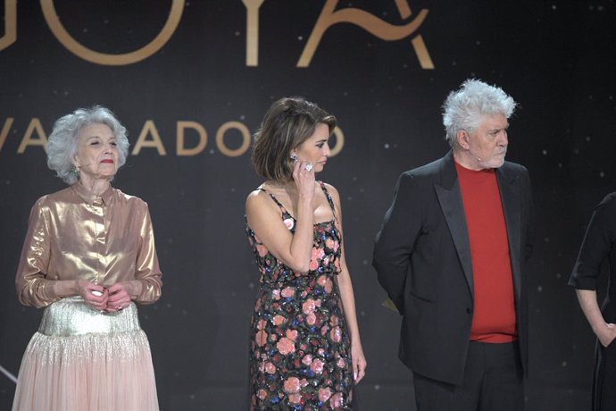 Archivo - Marisa Paredes, Penélope Cruz y Pedro Almódovar durante la gala de la 38 edición de los Premios Goya, en el Auditorio Feria de Valladolid, a 10 de febrero de 2024, en Valladolid, Castilla y León (España). La Academia celebra la calidad del cine 