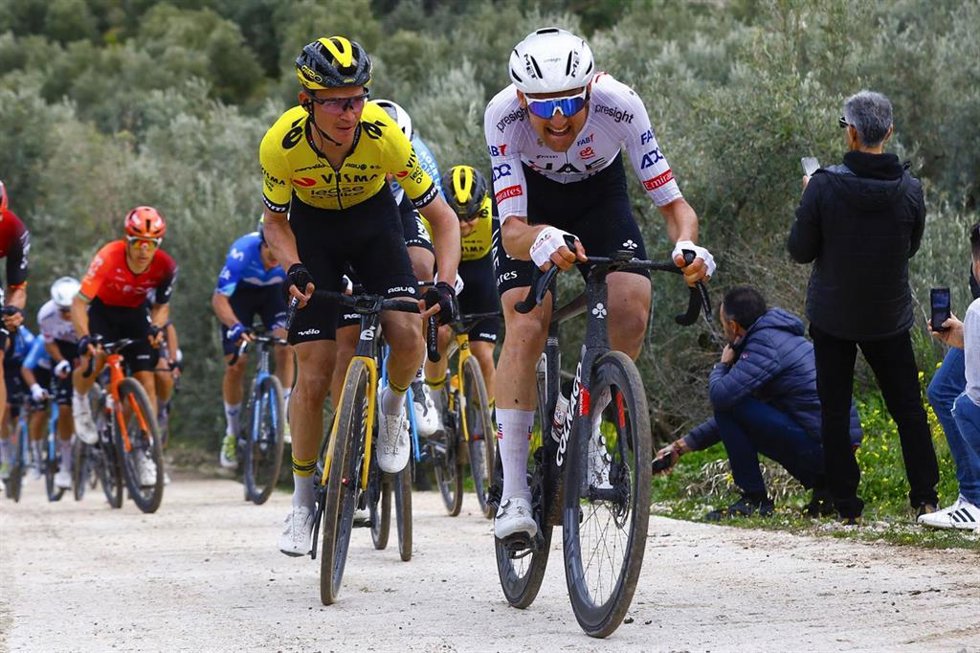 Archivo - Classic Jan 2024 - 3rd edition - Baeza - Ubeda 158,3 Km - 12/02/2024 - Sepp Kuss (USA - Team Visma - Lease a Bike) - Tim Wellens (BEL - UAE Team Emirates) - photo Luis Angel Gomez/SprintCyclingAgency2024