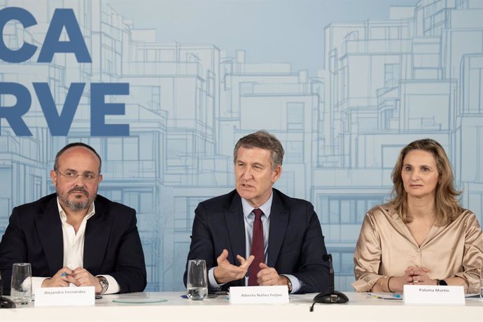 (I-D) El presidente del PP en Catalunya, Alejandro Fernández, el presidente del PP, Alberto Núñez Feijóo, y la senadora del PP, Paloma Martín, durante una reunión sectorial de vivienda con agentes sociales, en el Port Olimpic.