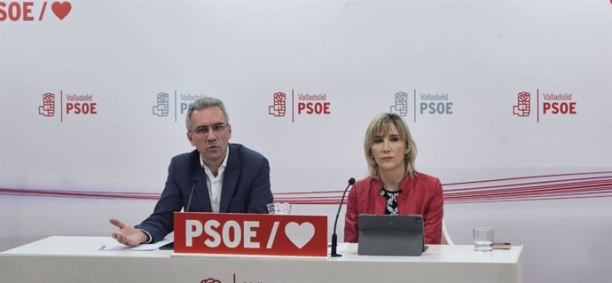 La diputada nacional socialista Luisa Sanz y el senador Javier Izquierdo en rueda de prensa para hablar sobre el decreto ómnibus