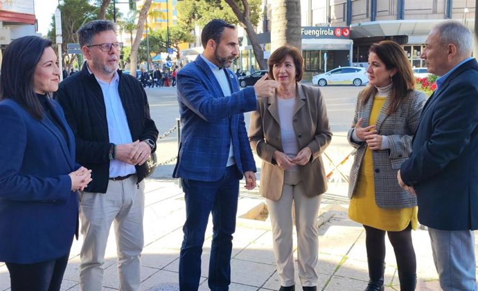 Daniel Pérez ha estado en la ciudad costasoleña de Fuengirola acompañado por la secretaria general del PSOE local, Carmen Segura, por el secretario de Movilidad Sostenible del partido, Jorge Quero, y por la concejala Trinidad Gómez
