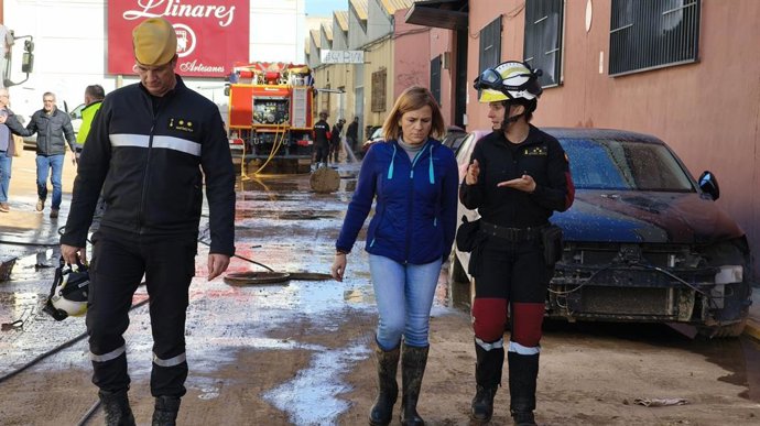 La delegada del Govern a la Comunitat Valenciana, Pilar Bernabé, durant la seua visita a Paiporta. Imatge d'arxiu