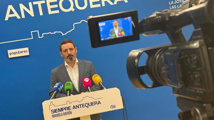 El secretario general del PP de Málaga, José Ramón Carmona, durante una rueda de prensa en Antequera.