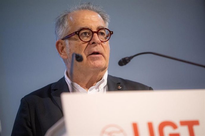 Archivo - El teniente de alcalde del Ayuntamiento de Barcelona, Jordi Valls, durante la conferencia  ‘Derechos laborales en tiempo de guerra’, en la sede de UGT Catalunya