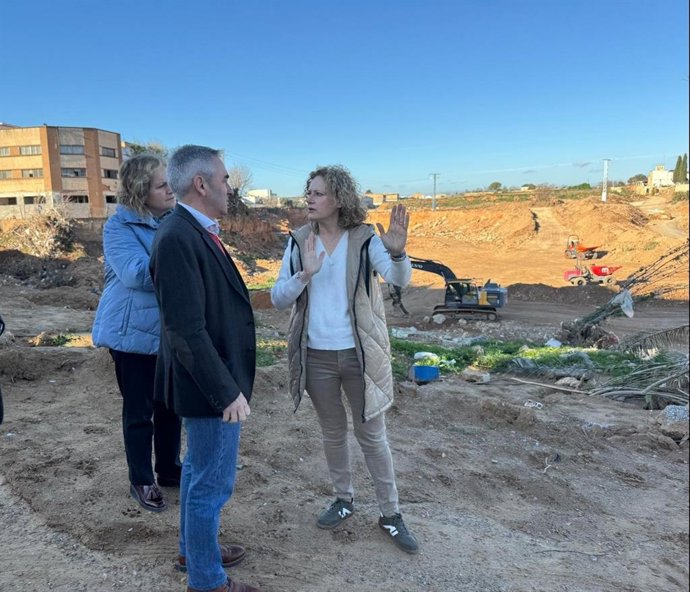 El conseller d'Agricultura, Aigua, Ramaderia i Pesca, Miguel Barrachina, ha visitat les obres de reparació de camins rurals que s'estan duent a terme al municipi valencià de Torrent
