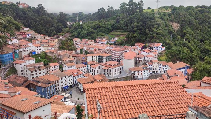 Archivo - Cudillero, turismo en Asturias. Faro y Puerto de Cudillero. Playa del Óleo