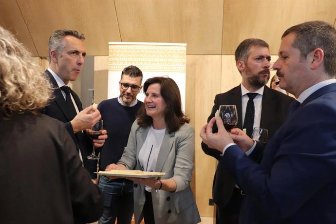 El concejal de Turismo de Ciempozuelos, Luis Pueyo, y la técnica de Turismo, Verónica Fuentes, han presentado los productos de La Vega y han ofrecido queso Marqés de Mediola a los consejeros de Medio Ambiente, Presidencia y Cultura de la Comunidad.