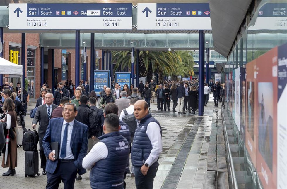 Varias personas durante la 45 edición de la Feria Internacional de Turismo, Fitur 2025, en IFEMA Madrid, a 22 de enero de 2025, en Madrid (España). 
