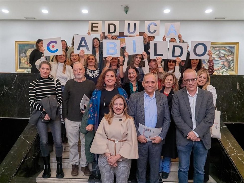 La presidenta del Cabildo de Tenerife, Rosa Dávila, y el consejero de Educación y Empleo, Efraín Medina, en la presentación del balance del programa 'Cabildo Educa'
