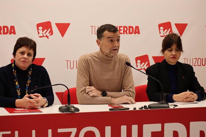 El coordinador general de Izquierda Unida, Antonio Maíllo, en rueda de prensa junto a la ministra Sire Rego y la diputada de IU en La Rioja, Henar Moreno