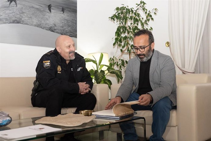 El comisario provincial Gregorio Valverde y el presidente de la Diputación de Cáceres, Miguel Ángel Morales