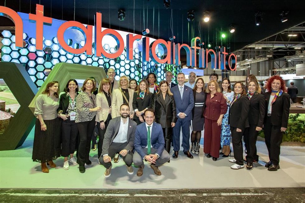 Representantes cántabros en el stand de Fitur