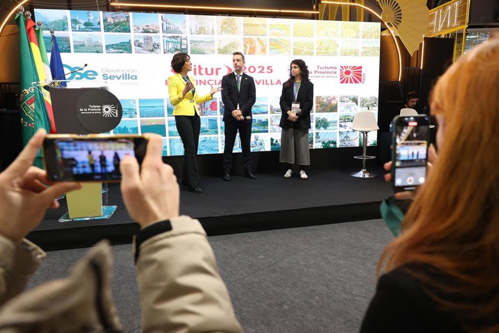 Una de las presentaciones de empresas turísticas de la provincia en el stand de la Diputación.